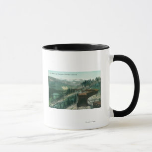Caneca Vista de vertentes da neve sobre trilhas do trem
