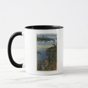 Caneca Vista do lago através dos pinheiros