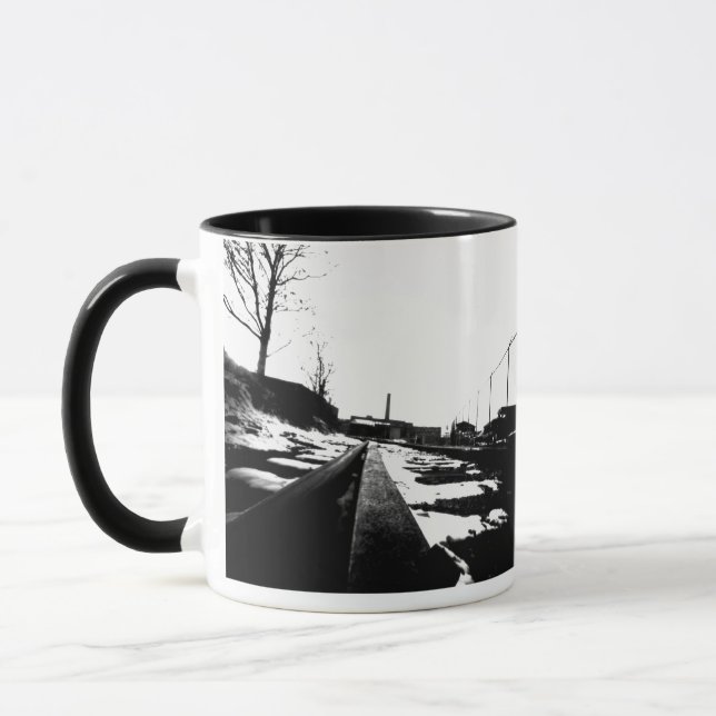Caneca Vista do solo de trilhos de estrada (Esquerda)