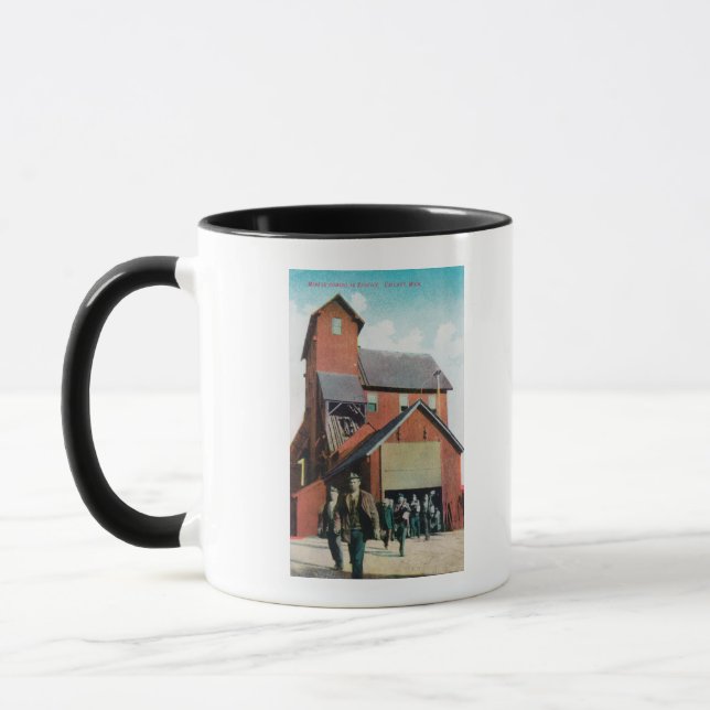 Caneca Vista Exterior de uma Mina, Trabalhadores Saindo (Esquerda)