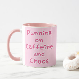 Caneca Vivendo de Cafeína e Caos