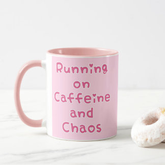 Caneca Vivendo de Cafeína e Caos