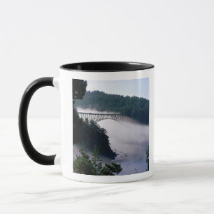 Caneca Voo escorre sob a ponte Deception Pass em