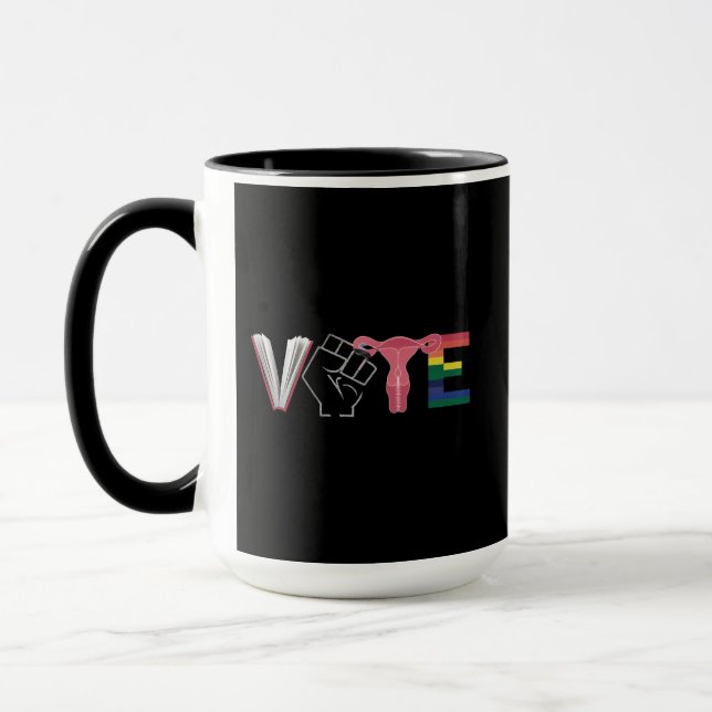 Caneca Votar feministas: Livros proibidos LGBTQ (Esquerda)
