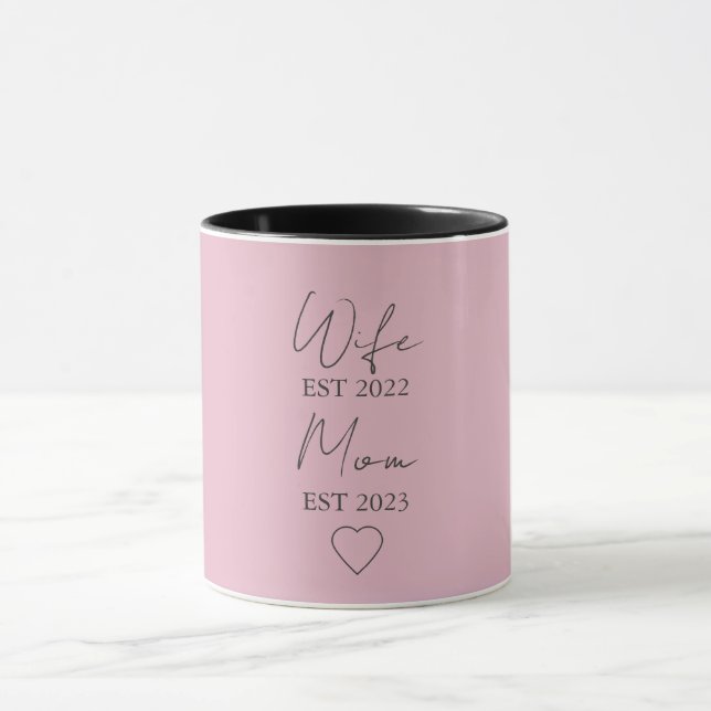 Caneca Wife & Mom Est. – Minimalist Valentine Gift (Centro)