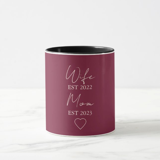 Caneca Wife & Mom Est. – Minimalist Valentine Gift (Centro)