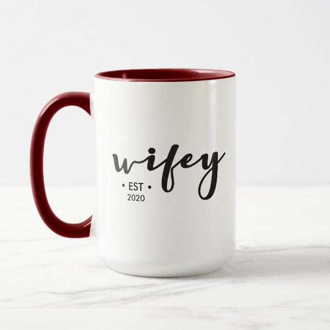 Caneca Wifey de Script Moderno do Ano Personalizado (Esquerda)