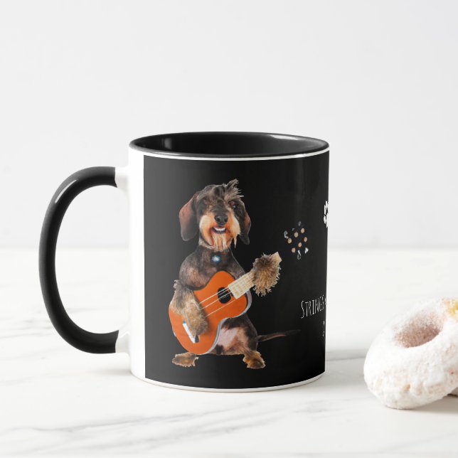 Caneca Wirehair Dachshund Tocando Violão Acústico (Com Donut)