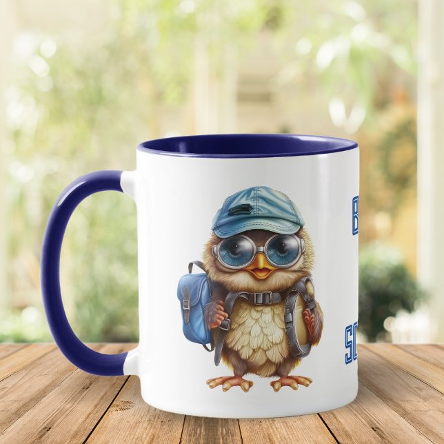 Caneca Wise Owl com a mochila azul, chapéus e uma pálpebr (Criador carregado)