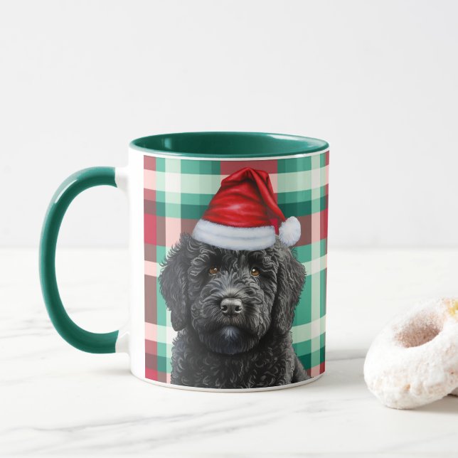 Caneca Xadrez de Férias Verdes Vermelhas de Labradoodle,  (Com Donut)