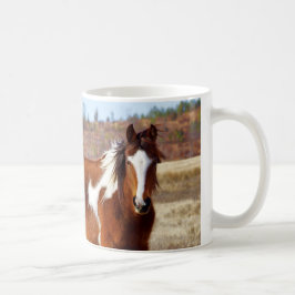 Canecas bonitas do cavalo da pintura