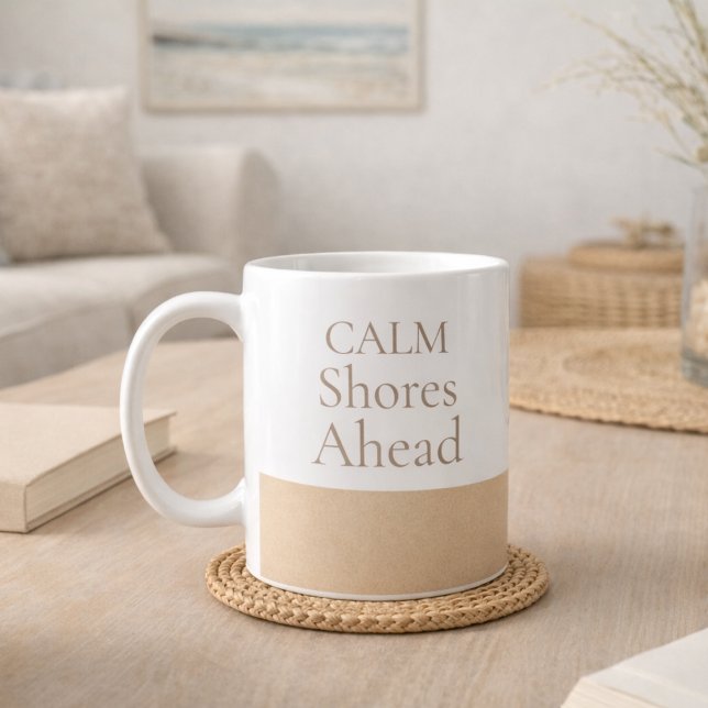 Canecas Clássicas Mar Calmo à Frente, 325 ml (Calm Shores Ahead in serif lettering over a soft sand-beige band on clean white ceramic.)