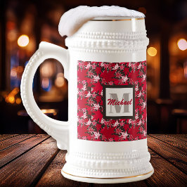 Canecas de cerveja com folhas de bordo em um fundo