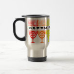 Canecas de viagem felizes de Chanukah do arco-íris<br><div class="desc">Chanukah feliz em uma linha de chanukiot do arco-íris (menorahs). Um design judaico do feriado para Chanukah.</div>