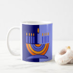 Canecas do presente de Hanukkah do design de<br><div class="desc">Hanukkah feliz. Canecas do presente de Hanukkah do design de Menorah. Cartões de harmonização,  selos postais e outros produtos disponíveis nos feriados/categoria judaicos de Hanukkah de nossa loja.</div>