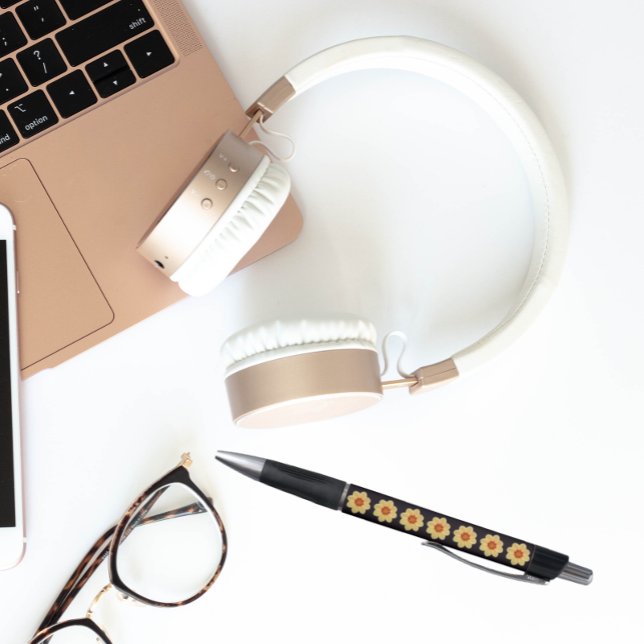 Caneta Amarelo Dahlia sobre padrão floral preto (In Situ)