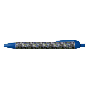 Caneta Azul Staffordshire Bull Terrier no Jardim de Rosas Azui