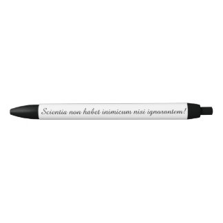 Caneta com provérbio latin (o conhecimento não tem