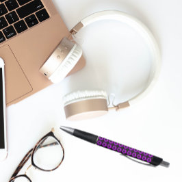 Caneta Gerânio roxo no padrão floral preto