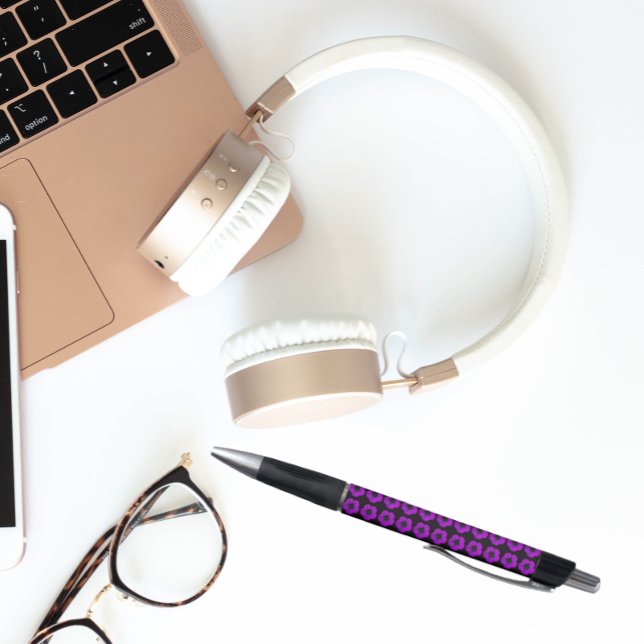 Caneta Gerânio roxo no padrão floral preto (In Situ)