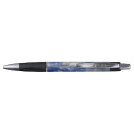 Caneta Nuvens brancas brancas e flutuantes, no céu azul d