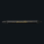Caneta Preta Assinatura de Nome com Floreio Elegante Preto e Do<br><div class="desc">Crie sua própria caneta tinteiro personalizada ou monogramada para suas damas de honra. Personalize o tamanho ou a cor do moderno script de caligrafia manuscrita elegante com floreio. Altere a cor do fundo preto ou o texto dourado e as cores da sombra para combinar com a paleta da sua festa...</div>