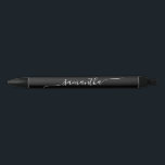 Caneta Preta Assinatura de Nome com Swash Simples Preto e Branc<br><div class="desc">Crie sua própria caneta personalizada ou monogramada para suas damas de honra. Personalize a cor ou tamanho do estilo de caligrafia manuscrita moderna minimalista com swash conforme necessário. Altere a cor do fundo preto ou texto branco e cores da sombra para combinar com a paleta da sua festa de casamento....</div>