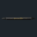 Caneta Preta Assinatura Elegante com Floreio Preto e Dourado<br><div class="desc">Crie sua própria caneta personalizada ou monograma para suas damas de honra. Personalize o tamanho ou cor do script moderno de caligrafia elegante com floreio. Altere a cor do fundo preto ou o texto dourado e as cores da sombra para combinar com a paleta da sua festa de casamento. Se...</div>
