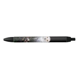 Caneta Preta Coruja de neve majestosa no inverno