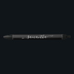 Caneta Preta Faixa Preta e Branca com Nome em Caligrafia<br><div class="desc">Crie sua própria caneta personalizada ou monogramada para as suas damas de honra. Personalize a cor ou tamanho do estilo de caligrafia manuscrita moderna e simples com faixa e ajuste o tamanho conforme necessário. Altere a cor de fundo preta ou o texto branco e as cores da sombra para combinar...</div>