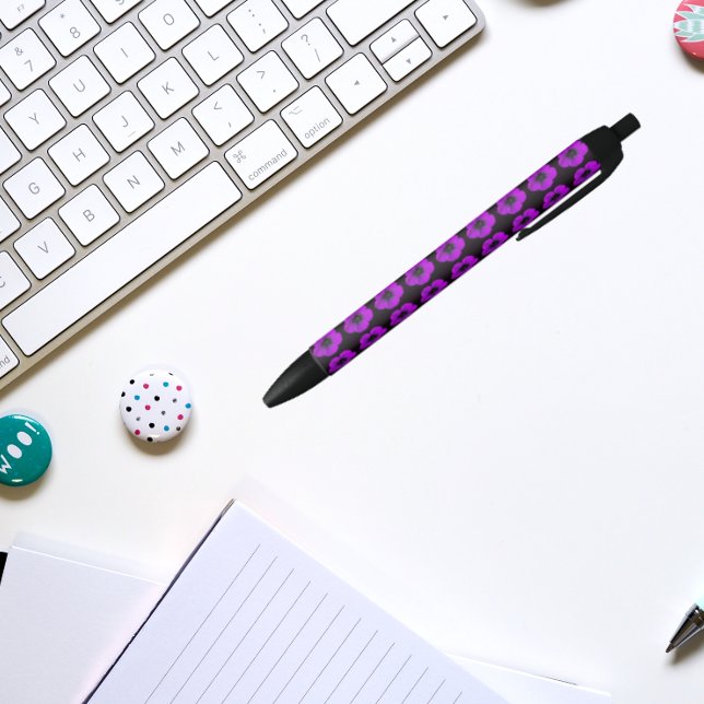 Caneta Preta Gerânio roxo no padrão floral preto (In Situ)