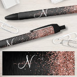 Caneta Preta Monograma do Sparkle preto com brilho Dourado com<br><div class="desc">Personalize facilmente essa elegante design de caneta com a moda de com brilho bonito de ouro rosa em um fundo metálico escovado preto.</div>
