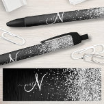 Caneta Preta Monograma do Sparkle Preto com Glitter de Prata Pe<br><div class="desc">Personalize facilmente esta elegante design de caneta de de tendências que apresenta brilho prateado bonito num fundo metálico escovado preto.</div>