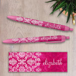 Caneta Preta Monograma Personalizado de Cor damasco de Grunagem<br><div class="desc">Um padrão de vintage com um design de chalkboard e rendas. Um design de tendências com cores de tom de joia e elegância. Os itens são mais fáceis de personalizar quando você substitui todo o texto primeiro. Se a sua arte ainda precisar ser ajustada, clique no botão Personalizar este. Isso...</div>