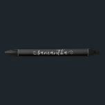 Caneta Preta Nome com Assinatura Curta e Cabelo Rizado Preto e<br><div class="desc">Crie sua própria caneta personalizada ou monograma para suas damas de honra.
Personalize o estilo de caligrafia manuscrita colorida e tamanho conforme necessário,  com um visual feminino e fofo.
Altere a cor do fundo preto ou texto branco e cores da sombra para combinar com a paleta do seu casamento.</div>