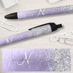 Caneta Preta Nome do Monograma da Glitter de Prata Metálica Bru<br><div class="desc">Personalize facilmente esta moda design de caneta com de chic com brilho prateado bonito em um fundo metálico roxo escovado.</div>