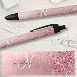 Caneta Preta Nome do Monograma da Lâmina Rosa Bruta de Metal Gl<br><div class="desc">Personalize facilmente esta design de caneta de chic moderna com brilho cintilante rosa-pincel bonito num fundo metálico rosado-pincelado e pincelado.</div>