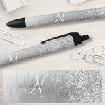 Caneta Preta Nome do Monograma da Largura Metálica Brugada<br><div class="desc">Personalize facilmente esta moda design de caneta com de chic com brilho prateado bonito em um fundo metálico com escovas prateadas.</div>