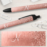 Caneta Preta Nome do Monograma do Glitter Metálico Brutado Dour<br><div class="desc">Personalize facilmente esta design de caneta de chic com tendência,  apresentando bonito cintilação cintilante de ouro rosa em um fundo metálico escovado de rosa dourado.</div>