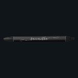 Caneta Preta Nome feminino com floreio preto e branco<br><div class="desc">Crie sua própria caneta personalizada ou monogramada para suas damas de honra. Personalize o moderno floreio feminino ondulado anexado ao script de caligrafia manuscrita na cor e tamanho desejados. Altere a cor do fundo preto ou texto branco e as cores da sombra para combinar com a paleta da sua festa...</div>