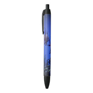 Caneta Preta Peixe-anjo preto e branco no mar azul profundo