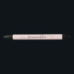 Caneta Preta Rubor Assinatura Elegante com Floreio<br><div class="desc">Crie sua própria caneta personalizada ou monogramada para suas damas de honra.
Personalize o tamanho ou a cor preta do moderno script de caligrafia manuscrita elegante com floreio.
Altere a cor de fundo rosa claro para combinar com a paleta do seu casamento.</div>