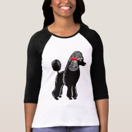 Caniche padrão com o t-shirt vermelho do Raglan