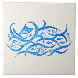 Canoa havaiana do petroglyph no azulejo do mar