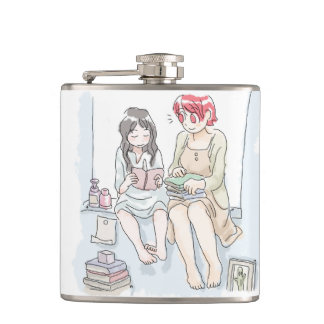 CANTIL さむごなじ　水色のお部屋の窓際に座っておしゃべりをする二人の素足の女性のイラスト