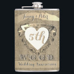 Cantil 5 Casamento Aniversário "Madeira"<br><div class="desc">Isto não é um presente de aniversário divertido para a sua festa de 5; um frasco de fundo de madeira de chique vintage marcado com um emblema cardíaco para aquele dia especial!</div>