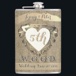 Cantil 5 Casamento Aniversário "Madeira"<br><div class="desc">Isto não é um presente de aniversário divertido para a sua festa de 5; um frasco de fundo de madeira de chique vintage marcado com um emblema cardíaco para aquele dia especial!</div>