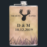 Cantil A Caça está sobre o presente de casamento personal<br><div class="desc">A Caça Acabou para o Presente Russo de Casamento. Basta adicionar as iniciais do monograma e a data do casamento! Design desenhada por ©Tina Hesskew de Fisheries Hunting Life.</div>