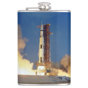 Cantil A Terra agita como Saturno V irradia Skyward em Lu