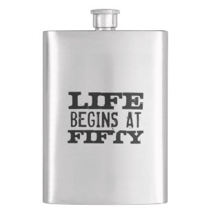 Cantil A vida começa na 50th garrafa engraçada da bebida